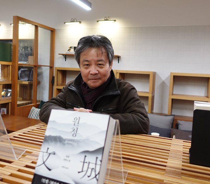 [서울=뉴시스] 15일 위화 작가가 서울 종로구 한 서점에서 기자들과 만나 간담회를 진행했다. (사진=푸른숲 제공) 2022.12.16. photo@newsis.com *재판매 및 DB 금지