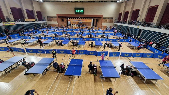 [고성=뉴시스] 신정철 기자= 경남 고성군이 ‘스포츠 축제’로 활기가 넘치고 있다. 군은 오는 17~18일 경남탁구협회가 주최·주관하는 ‘제19회 경상남도협회장배 생활체육 탁구대회’를 고성군국민체육센터에서 개최한다.(사진=고성군 제공).2022.12.16. photo@newsis.com *재판매 및 DB 금지