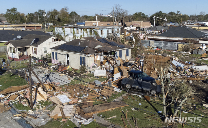 [엘지어스=AP/뉴시스] 15일(현지시간) 미 루이지애나주 뉴올리언스 인근에 토네이도가 지나간 후 엘지어스 거리에 가옥들이 파괴돼 있다. 2022.12.16.