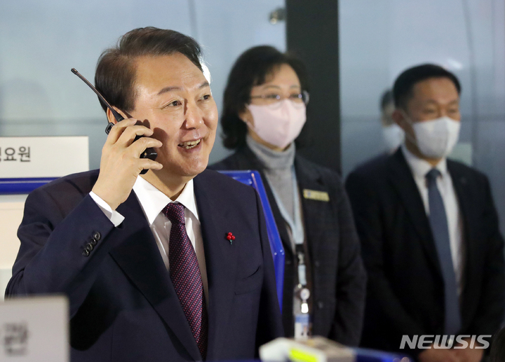 [성남=뉴시스] 홍효식 기자 = 윤석열 대통령이 16일 경기 성남 분당구 한국잡월드에서 열린 국제기능올림픽 선수단 격려 오찬에 앞서 청소년 체험관 우주센터 부스를 방문해 교신 체험을 하고 있다. 2022.12.16. yesphoto@newsis.com