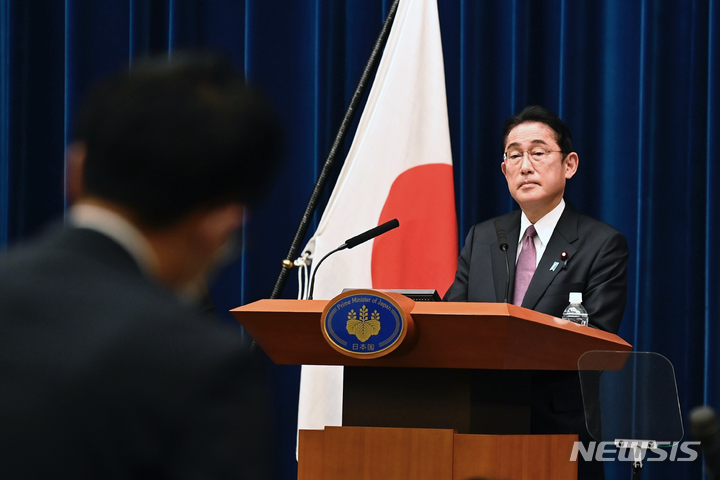 [도쿄=AP/뉴시스]지난 16일 일본 도쿄 총리 관저에서 기시다 후미오 총리가 기자회견을 열고 질문을 듣고 있다. 2022.12.20.