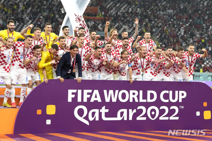 [도하=AP/뉴시스] 크로아티아 선수들이 17일(현지시간) 카타르 도하의 칼리파 인터내셔널 스타디움에서 열린 모로코와의 2022 카타르 월드컵 3·4위 결정전에서 승리한 후 동메달을 목에 걸고 기념 촬영을 하고 있다. 2018 러시아 월드컵 준우승팀인 크로아티아는 모로코를 2-1로 꺾고 동메달을 목에 걸었다. 2022.12.18.