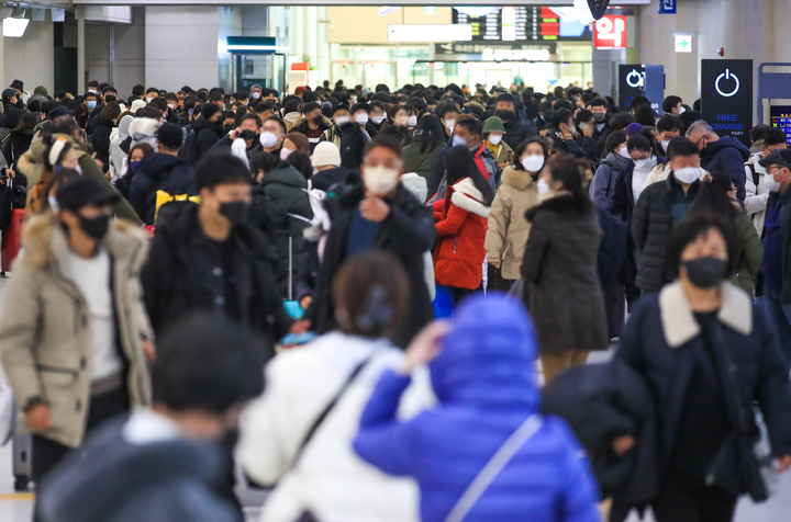 [제주=뉴시스] 우장호 기자 = 전국에 한파가 기승을 부리는 18일 오전 제주국제공항 3층 출발장이 제주를 떠나려는 관광객들이 몰리며 북적이고 있다. 2022.12.18. woo1223@newsis.com