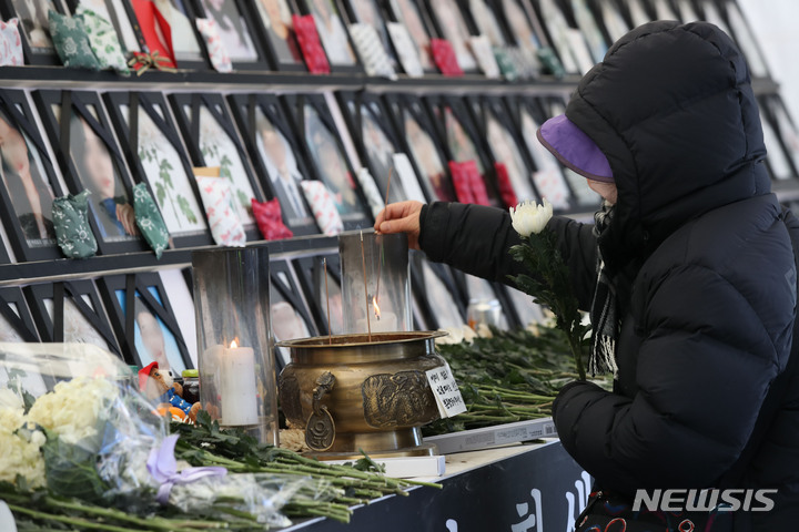 [서울=뉴시스] 조수정 기자 = 18일 오후 서울 용산구 이태원광장에 10.29 이태원참사 희생자 유가족들이 직접 마련한 시민 합동분향소에서 추모객들의 발걸음이 이어지고 있다. 2022.12.18. chocrystal@newsis.com