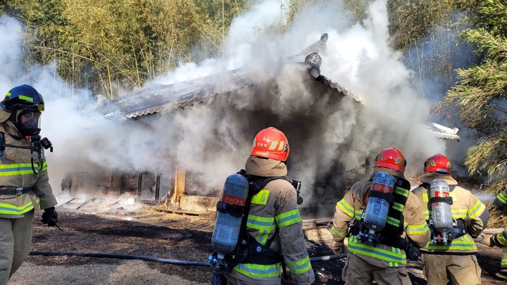 [울산=뉴시스] 박수지 기자 =19일 오전 울산시 울주군 온양읍 한 단독주택에서 원인미상의 화재가 발생해 소방당국이 진화작업 중이다. 2022.12.19. (사진=울산소방본부 제공) photo@newsis.com *재판매 및 DB 금지