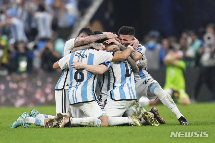 [루사일=AP/뉴시스] 아르헨티나 선수들이 19일(한국시간) 카타르 루사일의 루사일 스타디움에서 열린 프랑스와 2022 FIFA 카타르 월드컵 결승전에서 승부차기에서 이겨 우승이 확정되자 얼싸안고 자축하고 있다. 2022.12.19.