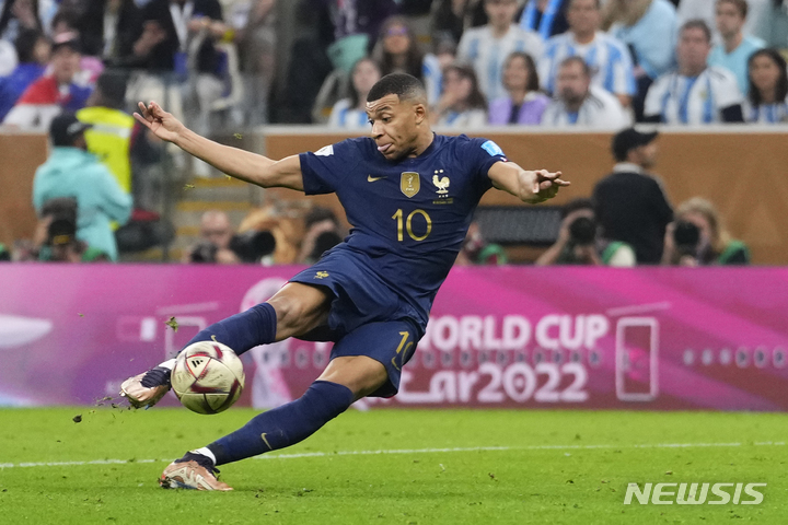 [루사일(카타르)=AP/뉴시스]결승전서 2번째 골 넣는 프랑스 음바페. 2022.12.18. 
