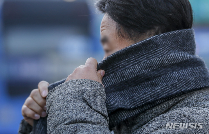 [서울=뉴시스] 정병혁 기자 = 지난해 12월20일 오전 서울 종로구 광화문네거리 인근에서 한 시민이 목도리를 두르고 있다. 2022.12.20. jhope@newsis.com