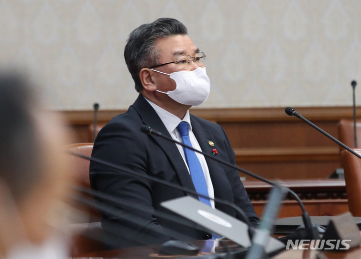 [서울=뉴시스] 김명원 기자=지난해 12월20일 유병호 감사원 사무총장이 서울 종로구 정부서울청사에서 영상으로 열린 국무회의에 참석해 있다. 2022.12.20. kmx1105@newsis.com