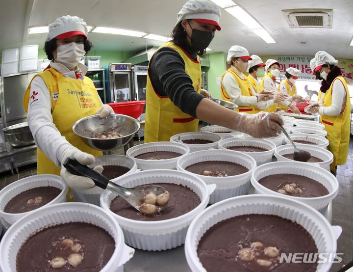 [안산=뉴시스] 조수정 기자 = 20일 오전 경기 안산시 단원구 고잔동 대한적십자사 경기도지사 서남봉사관에서 안산메아리봉사회 봉사원들이 조손가정, 노부부, 한부모 가정 등 적십자 희망풍차 결연세대에 전달할 동지 팥죽을 만들고 있다. 2022.12.20. chocrystal@newsis.com