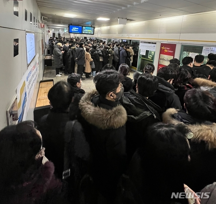 [김포=뉴시스] 정일형 기자 = 김포골드라인 전동차를 기다리는 승객들. (사진은 독자제공)