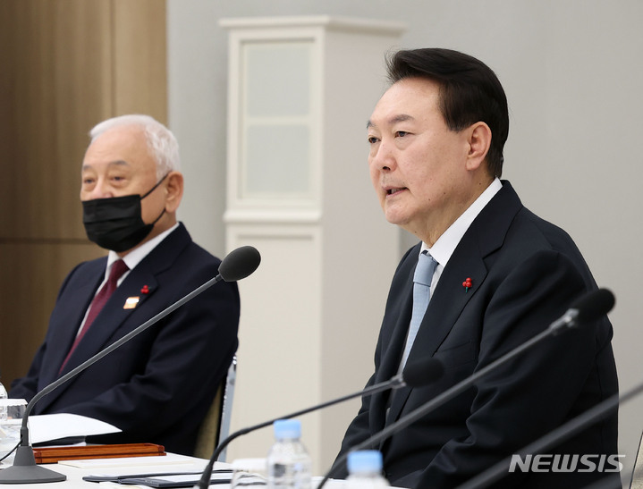 [서울=뉴시스] 홍효식 기자 = 윤석열 대통령이 21일 서울 용산 대통령실 청사에서 열린 국민통합 추진성과 및 전략 보고회에서 발언하고 있다. (대통령실통신사진기자단) 2022.12.21. yesphoto@newsis.com