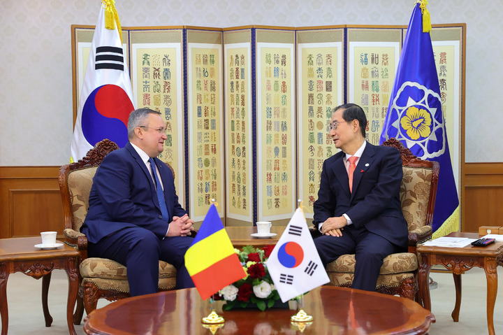 [서울=뉴시스] 배훈식 기자 = 한덕수 국무총리가 21일 오후 서울 종로구 정부서울청사에서 니콜라에 치우카(왼쪽) 루마니아 총리와 대화하고 있다. (사진=국무총리실 제공) 2022.12.21. photo@newsis.com *재판매 및 DB 금지