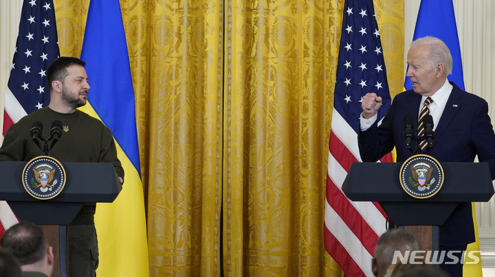 [워싱턴=AP/뉴시스] 조 바이든 미국 대통령(오른쪽)이 21일(현지시간) 미 워싱턴DC 백악관 이스트룸에서 볼로디미르 젤렌스키 우크라이나 대통령과 정상회담 후 공동 기자회견을 하고 있다. 2022.12.22.