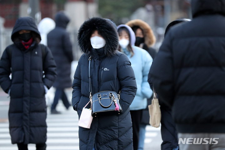 [서울=뉴시스] 백동현 기자 = 전날 눈이 내리고 다시 한파가 찾아온 22일 오전 서울 종로구 세종대로사거리 인근에서 시민들이 두터운 옷을 입고 이동하고 있다. 2022.12.22. livertrent@newsis.com