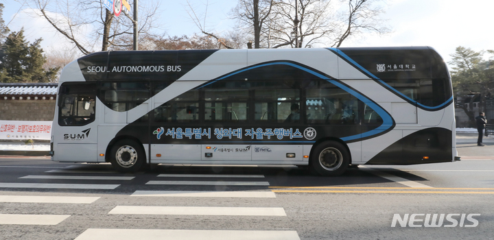 [서울=뉴시스] 김금보 기자 = 22일 서울 종로구 청와대 인근 도로에서 대형 전기 자율주행버스가 운행하고 있다. 서울시는 이날부터 청와대와 경복궁 인근에서 대형 전기 자율주행버스 정기 운행을 시작한다. 자율주행버스는 청와대와 경복궁 주변 약 2.6km를 운행한다. 정류소는 경복궁역(효자로입구), 국립고궁박물관(영추문), 청와대, 춘추문, 경복궁·국립민속박물관 등 5곳이다. 2022.12.22. kgb@newsis.com