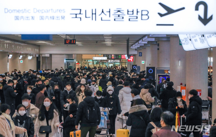 [제주=뉴시스] 우장호 기자 = 다시 매서운 한파가 찾아온 가운데 제주국제공항 3층 출발장에 육지부로 이동하려는 관광객들의 발걸음이 이어지고 있다. (뉴시스DB) woo1223@newsis.com