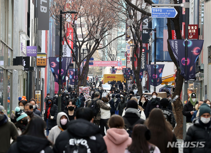 [서울=뉴시스] 김금보 기자 =지난 22일 서울 중구 명동거리가 인파로 북적이고 있다. 연말 인파 밀집에 대비해 서울 중구 명동거리에서 영업중인 362개 실명 노점상이 크리스마스 이브인 24일 전체 휴업하고, 31일은 감축 영업한다. 2022.12.24. kgb@newsis.com