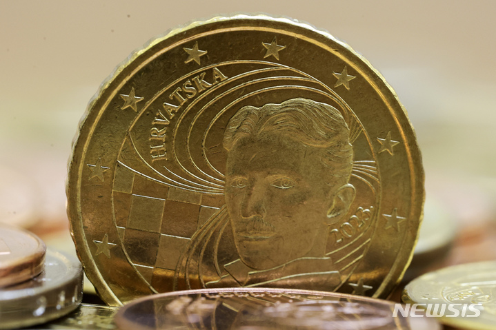 [자그레브=AP/뉴시스]과학자 니콜라 테슬라의 얼굴이 새겨진 새로운 크로아티아 유로화 동전이 지난 14일(현지시각) 크로아티아 수도 자그레브의 크로아티아 중앙은행에 전시돼 있다. 크로아티아가 2023년 1월1일부터 유럽연합(EU) 공동 통화 유로화를 채택하고, 유럽 국가들을 비자 없이 여행할 수 있는 솅겐 조약에 가입하게 된다. 2022.12.22.