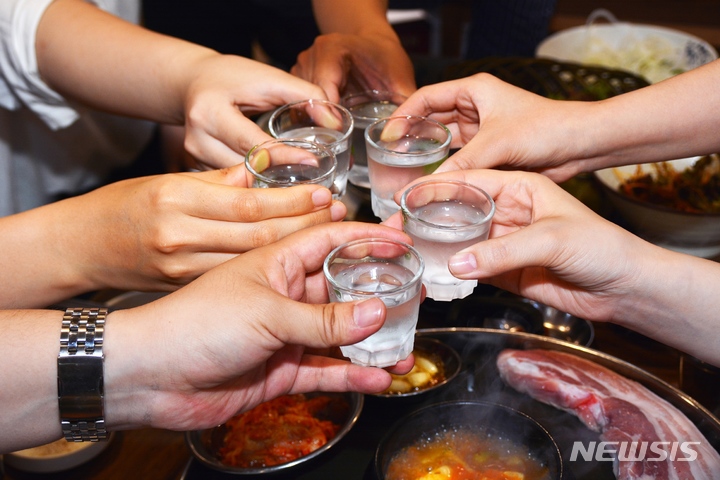 [서울=뉴시스] Z세대 대학생들은 술을 마시지 않더라도 술자리에 왔으면 술값을 N분의 1로 계산해야 한다고 생각하는 경향이 짙었다. (사진=뉴시스 DB) photo@newsis.com 