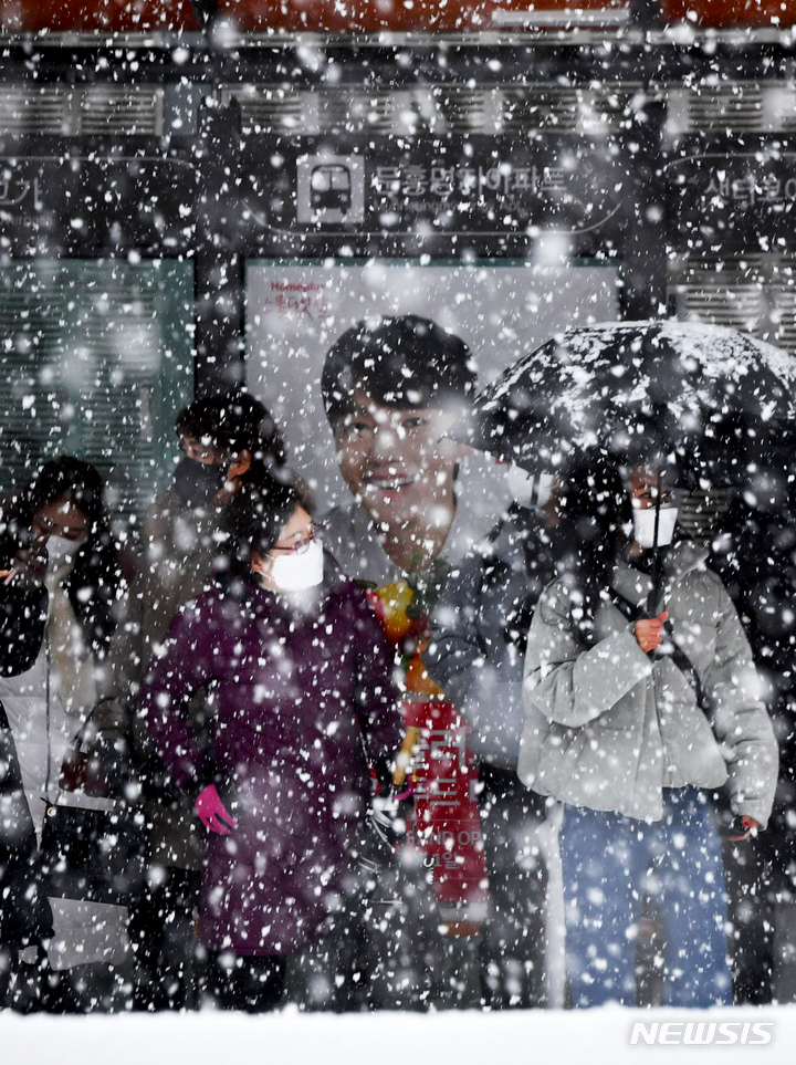 [광주=뉴시스] 이영주 기자 = 광주와 전남 일부 지역에 대설경보가 내려진 23일 오전 광주 북구 문흥동 한 버스정류장에서 시민들이 버스를 기다리고 있다. 2022.12.23. leeyj2578@newsis.com