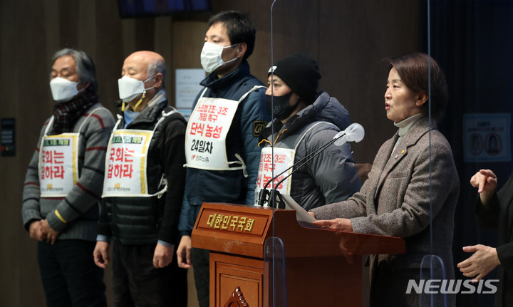 [서울=뉴시스] 고범준 기자 = 이은주 정의당 원내대표가 23일 오전 서울 여의도 국회 소통관에서 노조법 2·3조 개정 촉구 관련 기자회견을 하고 있다. 2022.12.23. bjko@newsis.com