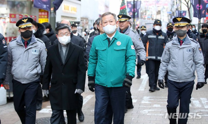 [서울=뉴시스] 김선웅 기자 = 이상민 행정안전부 장관이 23일 서울 중구 명동거리에서 중구청·소방·경찰 등과 인파밀집 안전관리 실태를 점검하고 있다. 2022.12.23. mangusta@newsis.com