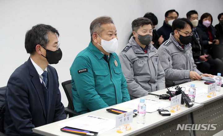 [서울=뉴시스] 김선웅 기자 = 이상민 행정안전부 장관이 23일 서울 중구 명동에서 명동거리 일대 인파밀집 안전관리 실태 점검 관련 중구청·소방·경찰 등과 간담회를 하고 있다. 2022.12.23. mangusta@newsis.com