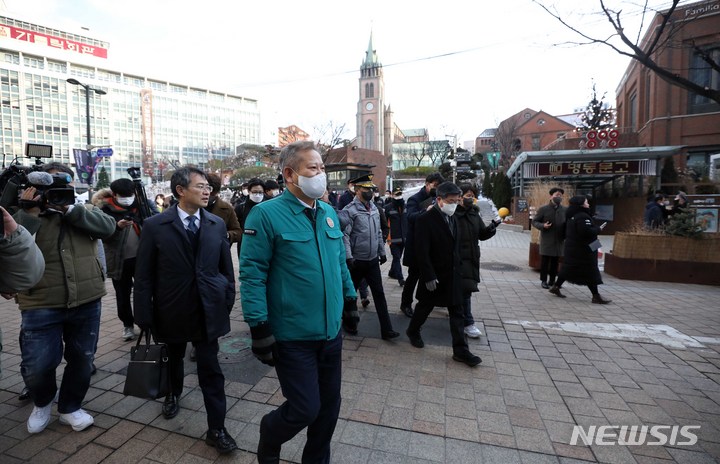 [서울=뉴시스] 김선웅 기자 = 이상민 행정안전부 장관이 23일 서울 중구 명동거리에서 중구청·소방·경찰 등과 인파밀집 안전관리 실태를 점검하고 있다. 2022.12.23. mangusta@newsis.com