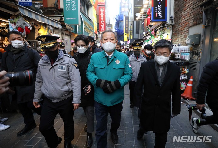 [서울=뉴시스] 김선웅 기자 = 이상민 행정안전부 장관이 23일 서울 중구 명동거리에서 중구청·소방·경찰 등과 인파밀집 안전관리 실태를 점검하고 있다. 2022.12.23. mangusta@newsis.com