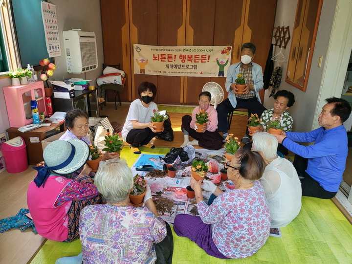 [울산=뉴시스]울산 남구 야음장생포동이 지역 경로당에서 운영한 뇌튼튼! 행복든든! 치매예방프로그램. (사진=울산 남구 제공) photo@newsis.com *재판매 및 DB 금지