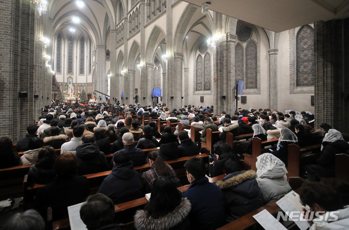 [서울=뉴시스] 최진석 기자 = 25일 서울 중구 명동성당에서 주님 성탄 대축일 밤 미사가 열리고 있다. 코로나19 확산 이후 처음으로 인원 제한을 하지 않고 미사를 열었다. (공동취재사진) 2022.12.25. photo@newsis.com