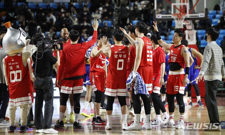 [서울=뉴시스] 정병혁 기자 = 25일 서울 송파구 잠실학생체육관에서 열린 2022-2023 KBL 서울 SK 나이츠 대 서울 삼성 썬더스의 경기에서 82대64 으로 승리한 SK 선수들이 기뻐하고 있다. 2022.12.25. jhope@newsis.com