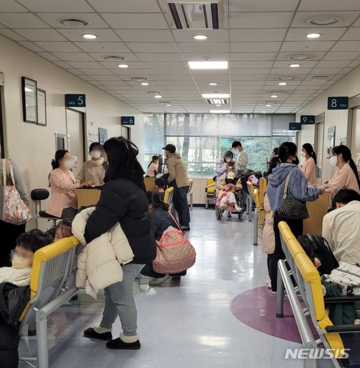 [서울=뉴시스]임철휘 기자 = ﻿﻿﻿﻿﻿﻿국내 아동병원들이 최근 중국에서 확산하고 있는 호흡기 질환인 마이코플라즈마 폐렴에 대한 정부의 대응 수준을 높여야 한다고 촉구했다. 26일 오전 서울 한 병원에서 사람들이 소아청소년 진료를 기다리고 있다. (사진= 뉴시스DB) 2022.12.26. fe@newsis.com