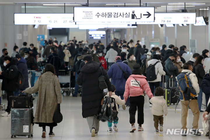 [서울=뉴시스] 조성우 기자 = 26일 오전 서울 강서구 김포국제공항 국내선 청사가 여행객들로 붐비고 있다. 2022.12.26. xconfind@newsis.com