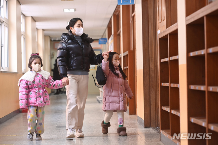 [수원=뉴시스] 김종택 기자 = 초등학교 예비소집일인 지난 26일 오후 경기도 수원시 장안구 송원초등학교에서 입학을 앞둔 어린이들이 교실을 둘러보고 있다. 기사 내용과는 관련 없음. 2022.12.27. jtk@newsis.com