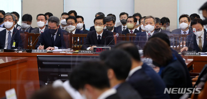 [서울=뉴시스] 추상철 기자 = 이상민 행정안전부 장관을 비롯한 관계 기관장들이 27일 오전 서울 여의도 국회에서 열린 '용산 이태원 참사 진상규명과 재발방지를 위한 국정조사 특별위원회 전체회의'에 출석해 있다. 왼쪽부터 한오섭 대통령실 국정상황실장, 윤희근 경찰청장, 방문규 국무조정실장, 이상민 행정안전부 장관, 조규홍 보건복지부 장관. 2022.12.27. scchoo@newsis.com