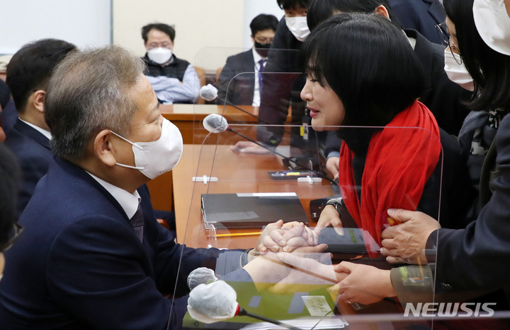 [서울=뉴시스] 이영환 기자 = 이상민 행정안전부 장관이 27일 오후 서울 여의도 국회에서 열린 '용산 이태원 참사 진상규명과 재발방지를 위한 국정조사 특별위원회 전체회의'에 정회 선포 후 고 이지한씨 어머니인 조미은 씨와 대화를 하고 있다. 2022.12.27. 20hwan@newsis.com