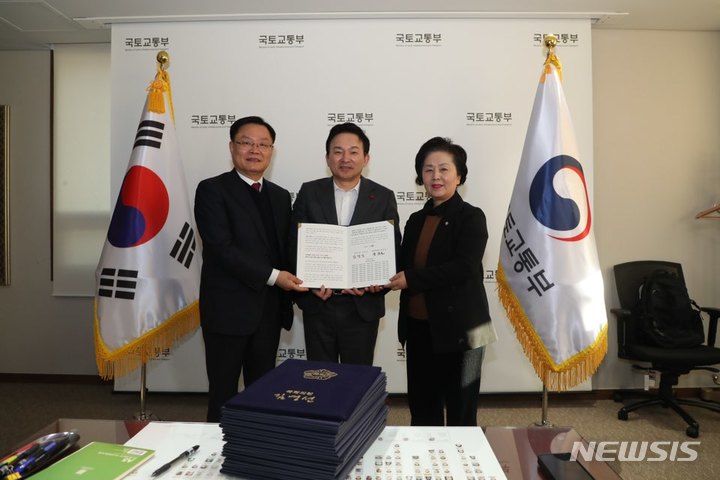 [창원=뉴시스] 강경국 기자 = 홍남표 경남 창원특례시장(왼쪽)과 김영선 국회의원(오른쪽)이 28일 서울 국토발전전시관에서 원희룡 국토교통부 장관에게 창원국가산단(2.0) 신규 지정을 위한 국회의원 51명의 서명이 담긴 건의문을 전달하고 있다. (사진=창원시청 제공). 2022.12.28. photo@newsis.com *재판매 및 DB 금지