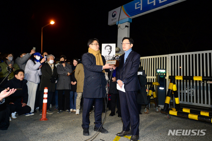 [창원=뉴시스] 차용현 기자 = 28일 0시를 기해 사면된 김경수 전 경남지사가 이날 새벽 자신이 출소한 경남 창원교도소 앞에서 입장표명을 하고 있다. 정부는 지난 27일 이명박 전 대통령과 김경수 전 지사 등이 포함된 신년 특별사면 대상자를 발표했다. 2022.12.28. con@newsis.com