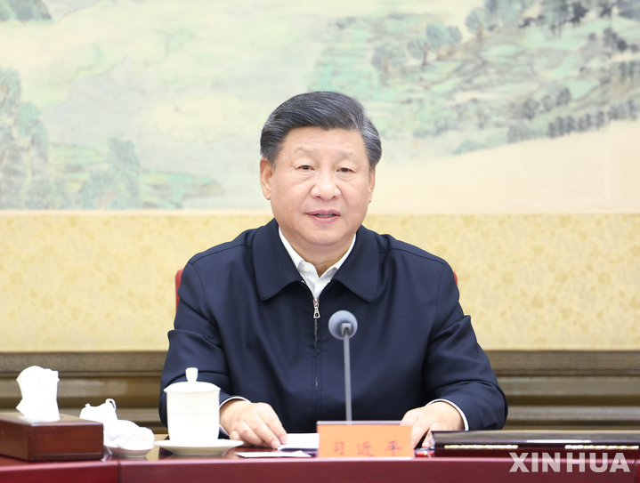 [베이징=신화/뉴시스] 시진핑 중국 국가주석이 27일 베이징에서 중국공산당 중앙정치국 민주생활회의를 주재하며 발언하고 있다. 시 주석은 당에 대한 절대적인 충성을 강조하면서 "당의 기치를 자신의 기치로, 당의 방향을 자신의 방향으로, 당의 의지를 자신의 의지로 삼아 강력한 집중통일 영도를 실행해야 한다"라고 말했다. 2022.12.28.