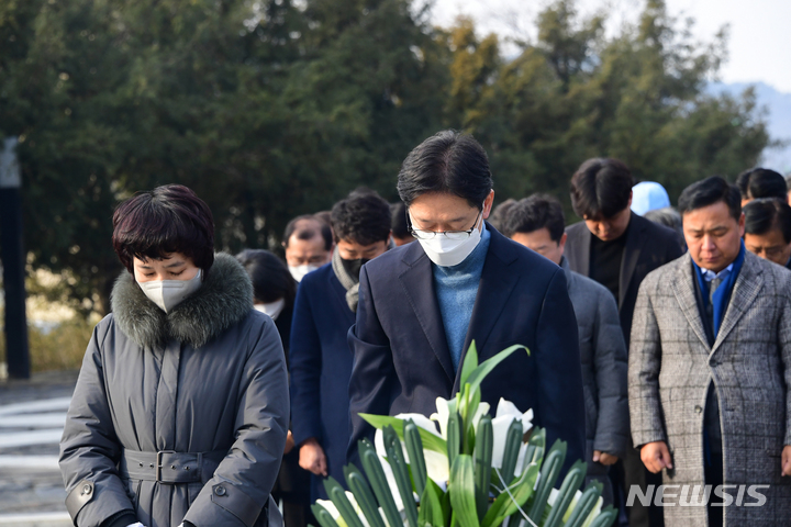 [김해=뉴시스] 차용현 기자 = 28일 오전 김경수 전 경남지사가 부인 김정순 씨와 함께 경남 김해시 진영읍 봉하마을 故 노무현 전 대통령 묘역을 참배하고 있다. 2022.12.28. con@newsis.com