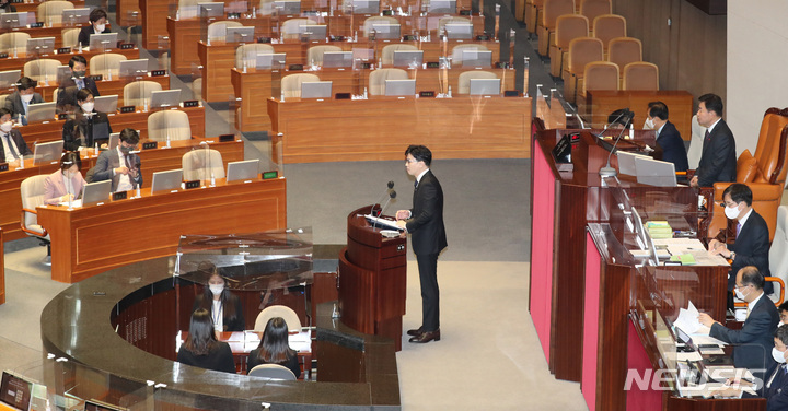 [서울=뉴시스] 전진환 기자 = 한동훈 법무부장관이 28일 오후 서울 여의도 국회에서 열린 제401회 국회(임시회) 제4차 본회의에서 노웅래 더불어민주당 의원에 대한 체포동의안 이유를 설명 하고 있다. 2022.12.28. amin2@newsis.com