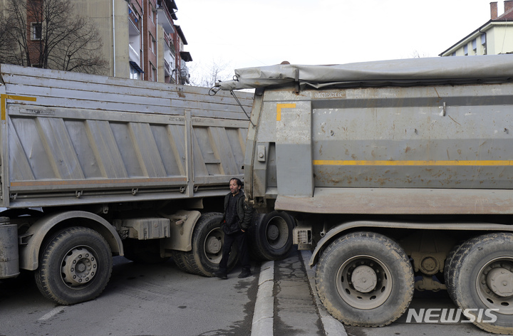[미트로비차=AP/뉴시스]유럽의 화약고 발칸반도의 코소보 북부 도시 미트로비차의 도로를 세르비아계 주민들이 28일 트럭으로 차단했다. 2022.12.28.