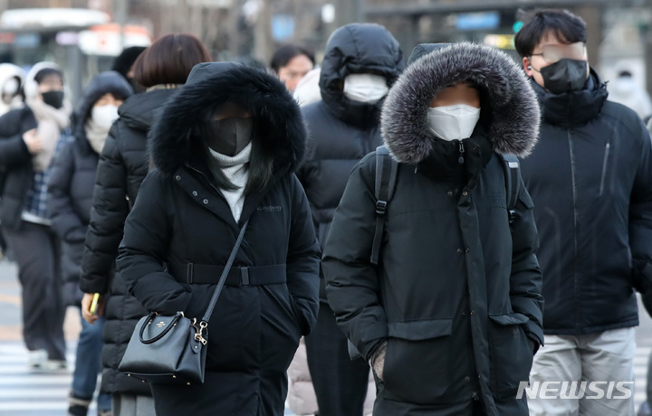 [서울=뉴시스] 조수정 기자 = 29일 오전 서울 광화문 네거리에서 시민들이 아침 최저기온 영하 8도의 강추위에 두꺼운 옷차림을 하고 출근길 발걸음을 재촉하고 있다. 2022.12.29. chocrystal@newsis.com