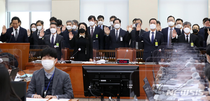 [서울=뉴시스] 이영환 기자 = 지난달 29일 오전 서울 여의도 국회에서 열린 '용산 이태원 참사 진상규명과 재발방지를 위한 국정조사 특별위원회 전체회의' 2차 기관보고에서 오세훈 서울시장, 김광호 서울경찰청장 등이 증인선서를 하고 있다. 2022.12.29. 20hwan@newsis.com