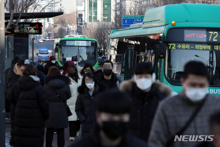 [서울=뉴시스] 고승민 기자 = 지난달 29일 서울의 한 버스정류장 모습. 2022.12.29. kkssmm99@newsis.com