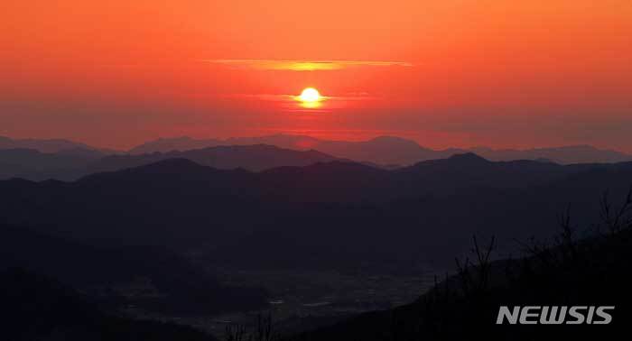 [서울=뉴시스] 대구 앞산 일출. (사진=한국관광공사-정은주 여행작가 제공) 2022.12.31. photo@newsis.com *재판매 및 DB 금지