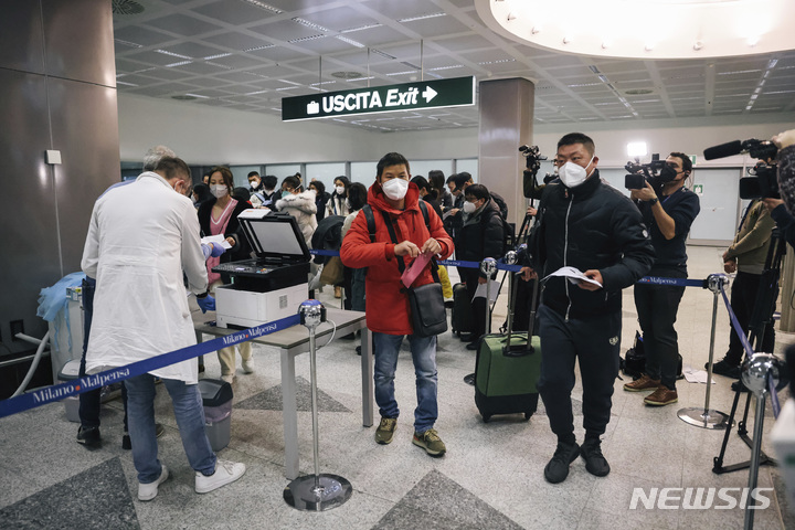 [밀라노=AP/뉴시스] 29일(현지시간) 이탈리아 밀라노의 말펜사 국제공항에 입국한 중국발 여행객이 코로나19 검사를 받고 있다. 앞선 26일 이탈리아 보건당국은 중국발 여행객을 대상으로 검사한 결과 여행객 절반이 양성 반응을 보였다고 발표했으며 이에 따라 이탈리아는 중국에서 도착하는 모든 항공사 승객에 대해 코로나19 검사를 의무화했다. 2022.12.30.