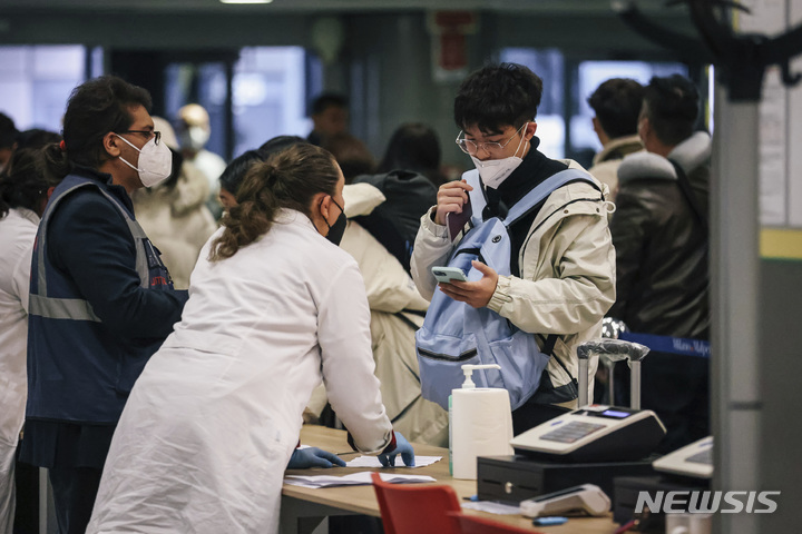 [밀라노=AP/뉴시스] 29일(현지시간) 이탈리아 밀라노의 말펜사 국제공항에 입국한 중국발 여행객이 코로나19 검사를 받고 있다. 앞선 26일 이탈리아 보건당국은 중국발 여행객을 대상으로 검사한 결과 여행객 절반이 양성 반응을 보였다고 발표했으며 이에 따라 이탈리아는 중국에서 도착하는 모든 항공사 승객에 대해 코로나19 검사를 의무화했다. 2022.12.30. 